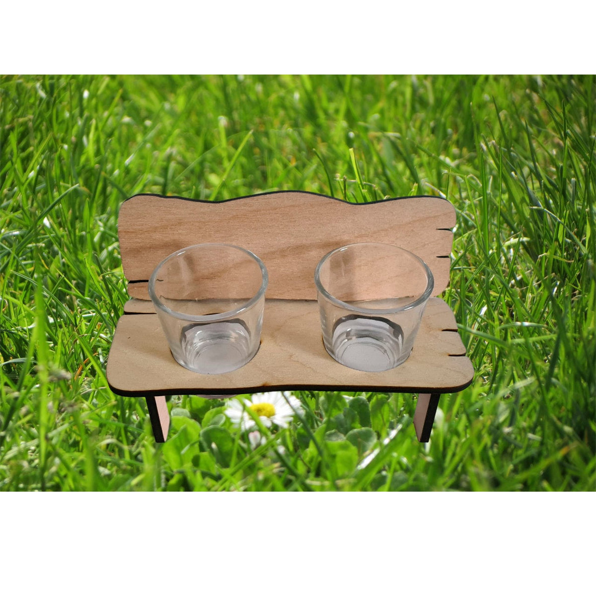 Personalisierte Schnapsbank aus Holz mit zwei Gläsern