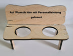 Personalisierte Schnapsbank aus Holz mit zwei Gläsern