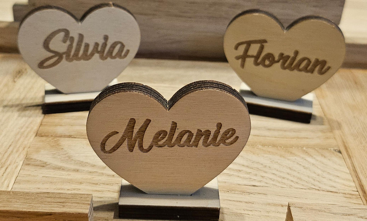 Personalisierte Herz-Platzkarte aus Holz mit Aufsteller – Produktfoto 3