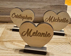 Personalisierte Herz-Platzkarte aus Holz mit Aufsteller – Produktfoto 4