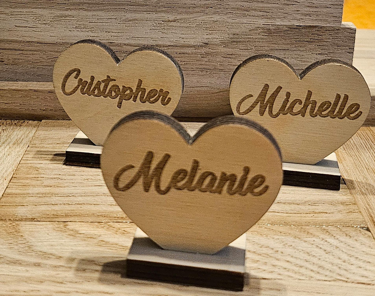 Personalisierte Herz-Platzkarte aus Holz mit Aufsteller – Produktfoto 4