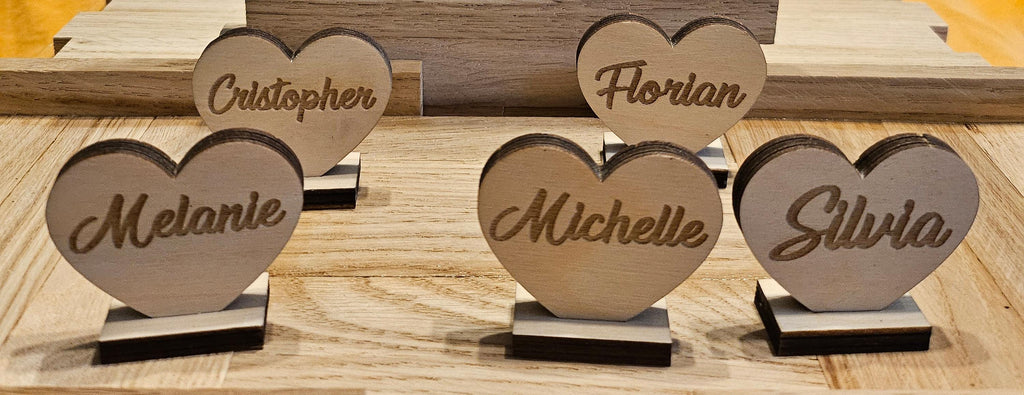 Personalisierte Herz-Platzkarte aus Holz mit Aufsteller – Produktfoto 2