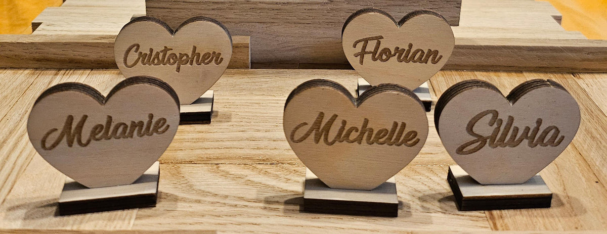 Personalisierte Herz-Platzkarte aus Holz mit Aufsteller – Produktfoto 2