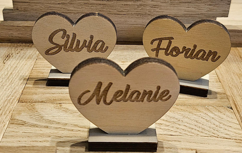 Personalisierte Herz-Platzkarte aus Holz mit Aufsteller – Produktfoto 1