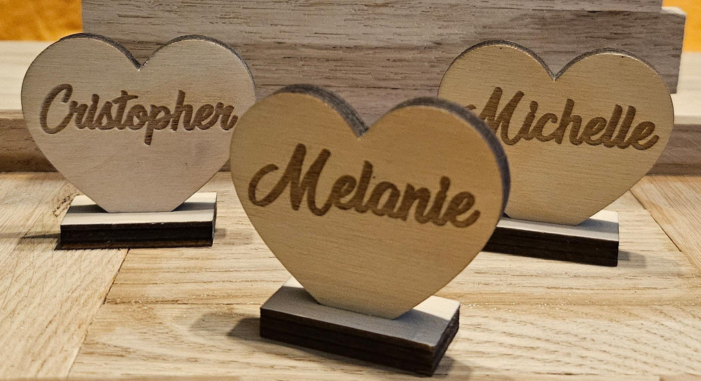 Personalisierte Herz-Platzkarte aus Holz mit Aufsteller – Produktfoto 5