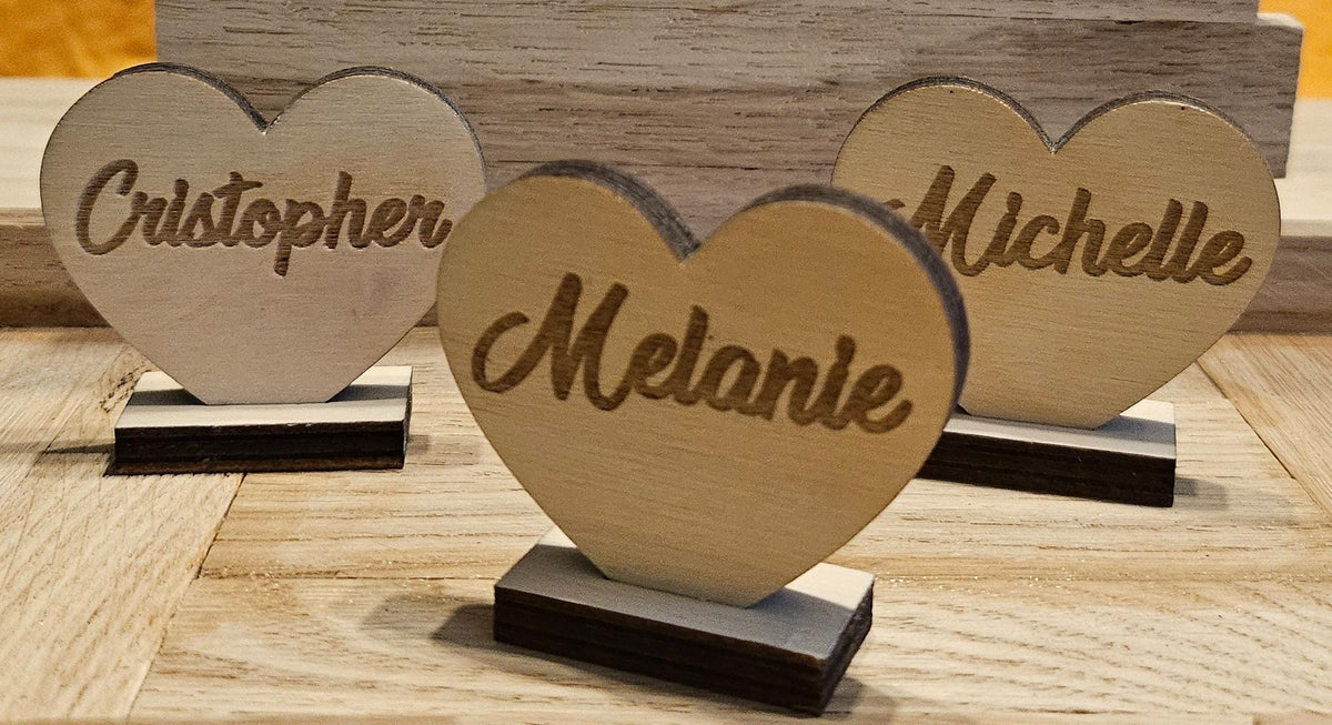 Personalisierte Herz-Platzkarte aus Holz mit Aufsteller – Produktfoto 5