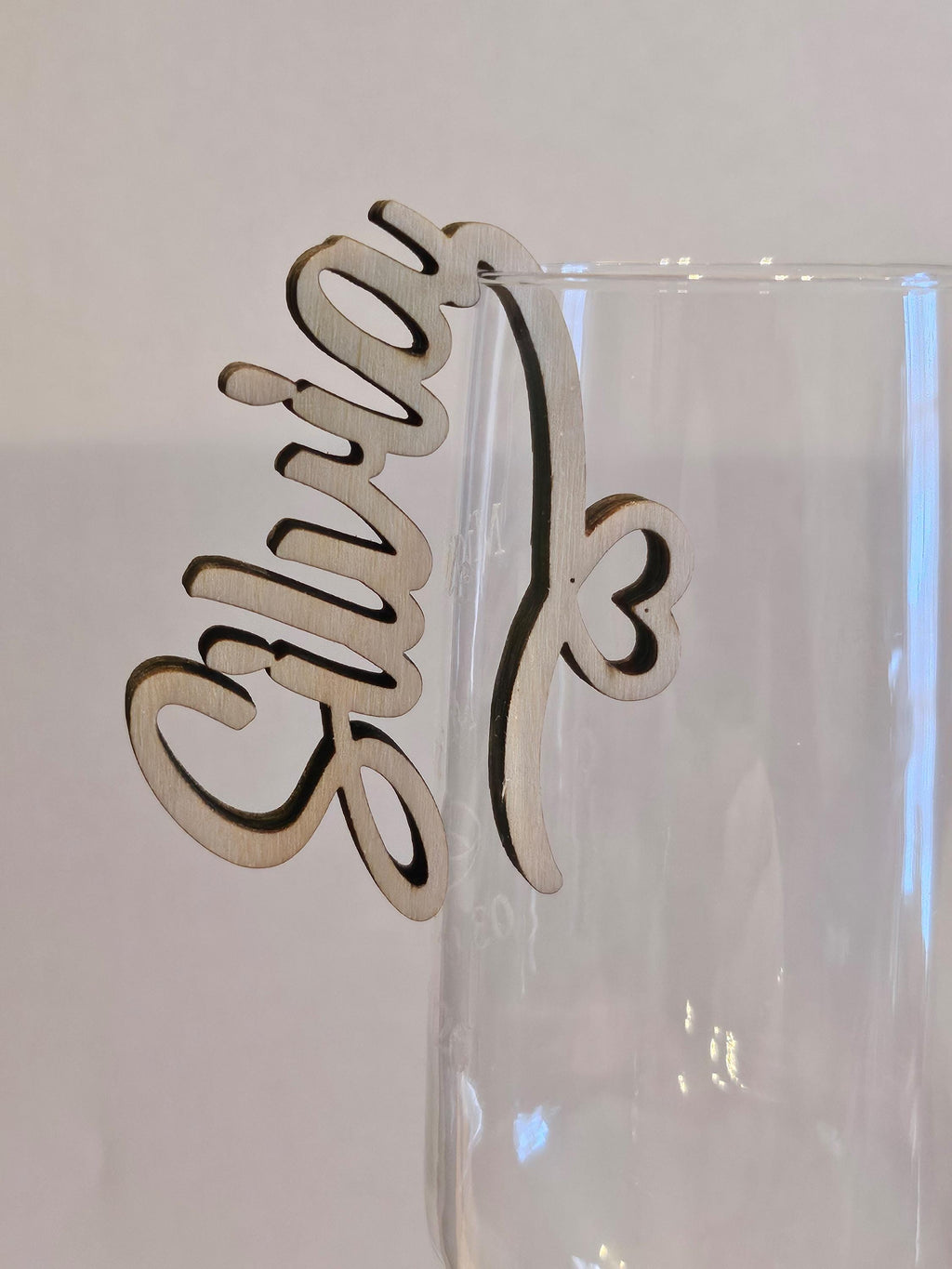 Holz-Platzkarte fürs Glas – Herz mit Wunschname – Produktfoto 4