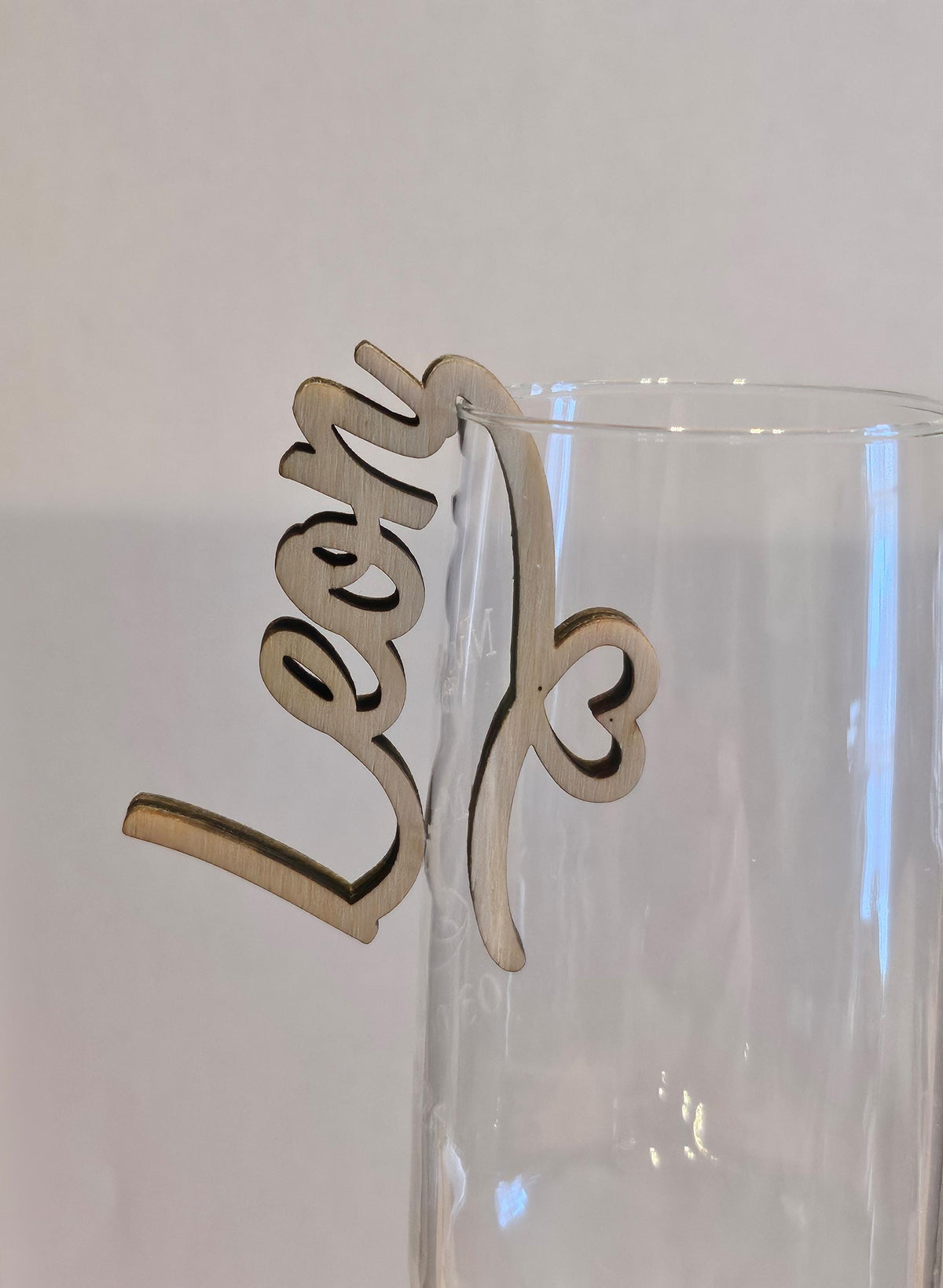 Holz-Platzkarte fürs Glas – Herz mit Wunschname – Produktfoto 1
