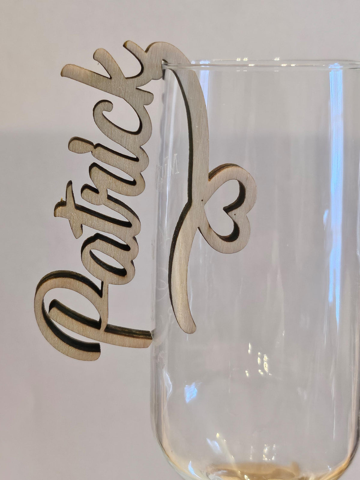 Holz-Platzkarte fürs Glas – Herz mit Wunschname – Produktfoto 3