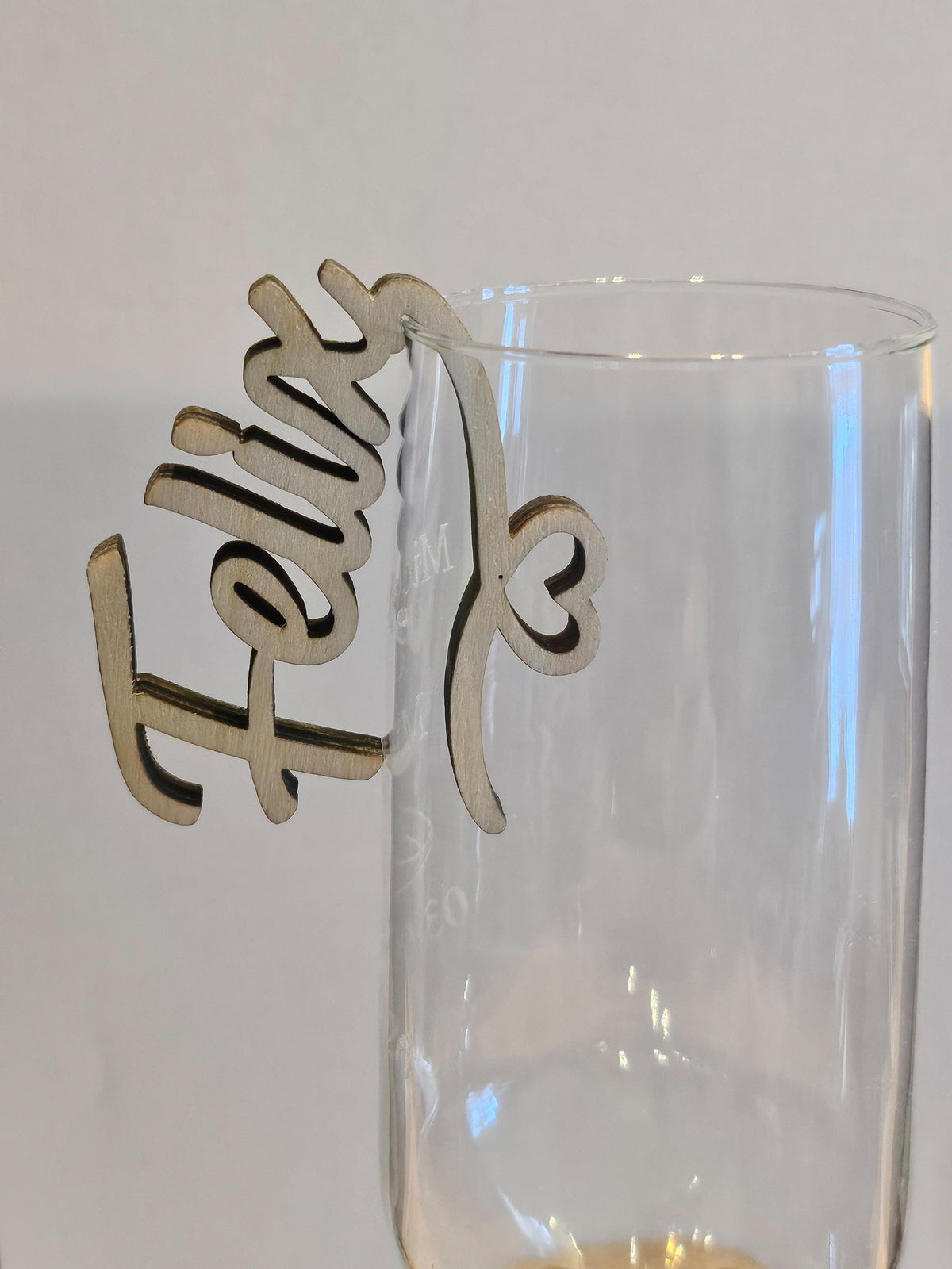 Holz-Platzkarte fürs Glas – Herz mit Wunschname – Produktfoto 2