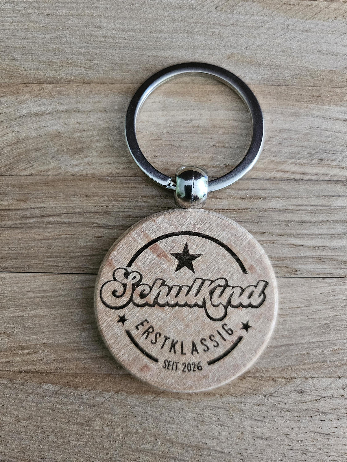 Schulkind 2026 – Holz-Schlüsselanhänger mit Wunschname – Produktfoto 1