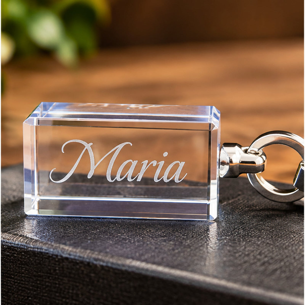 Personalisierter K9-Glas-Schlüsselanhänger Maria – Studioansicht